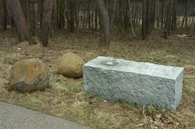 Stone wall and table with pebbles by バラニ・ゾルターン