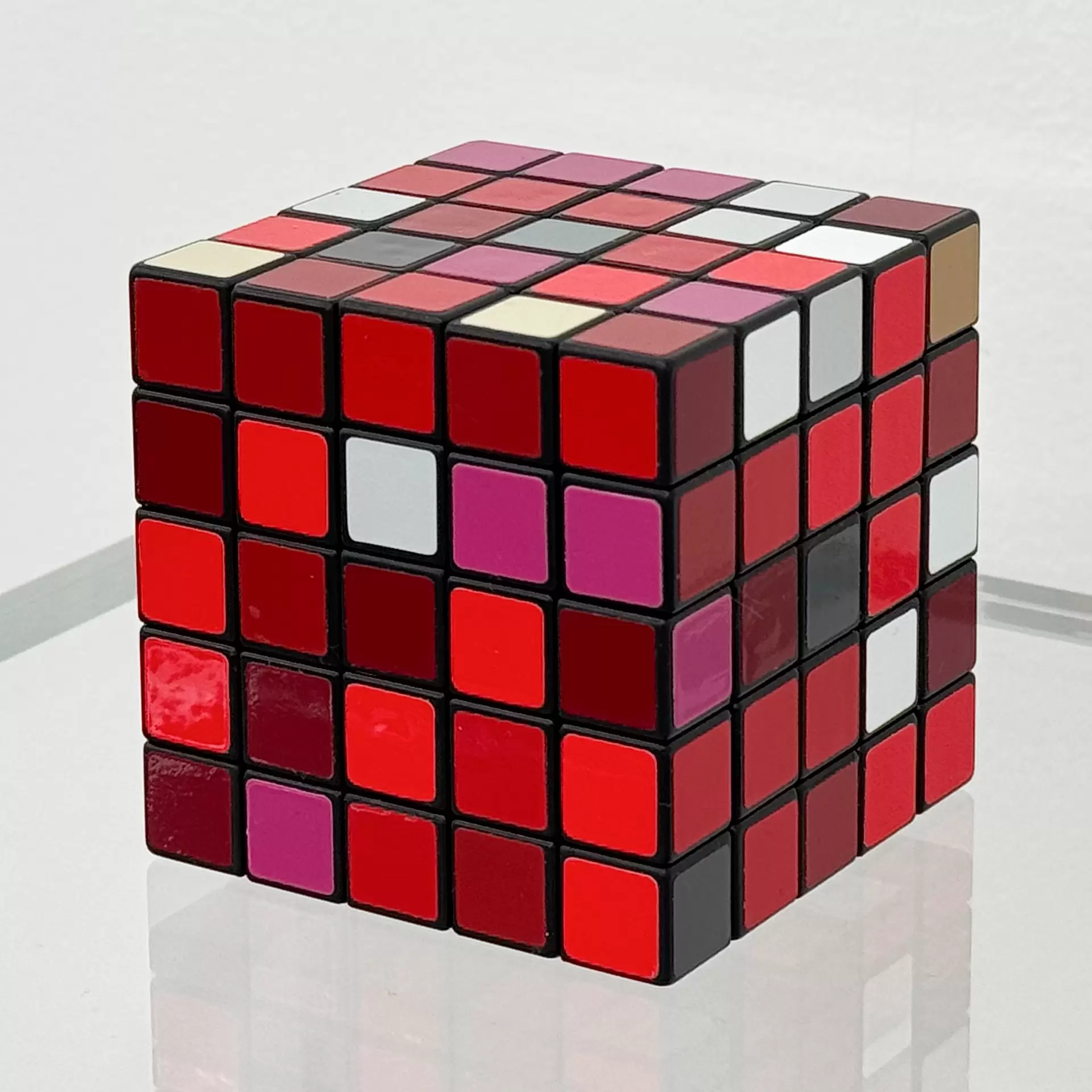 Apple. 2024. - Red