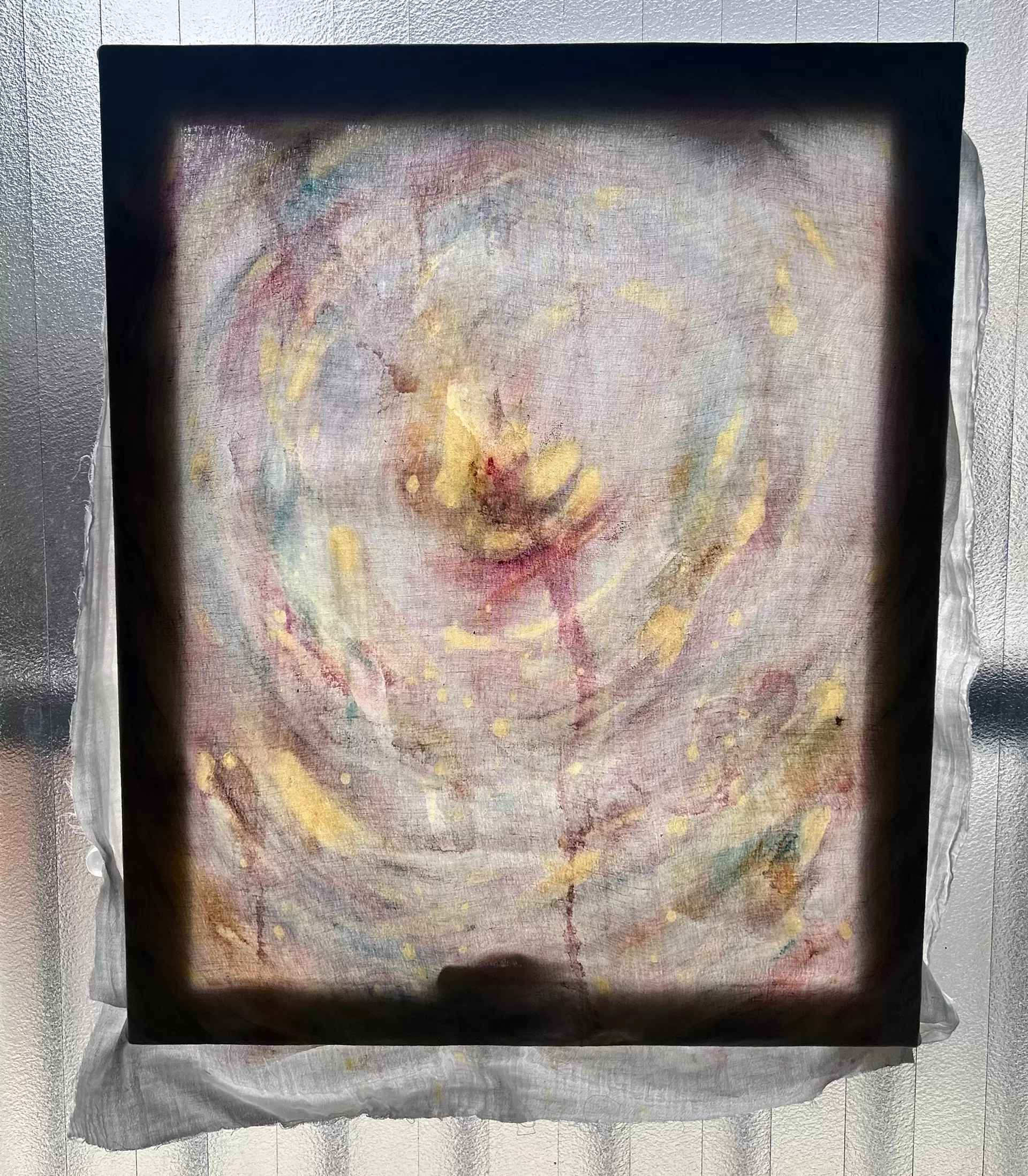 昨日見た松明の明かりが、まだ同じ場所で轟々と燃えているのだと信じ