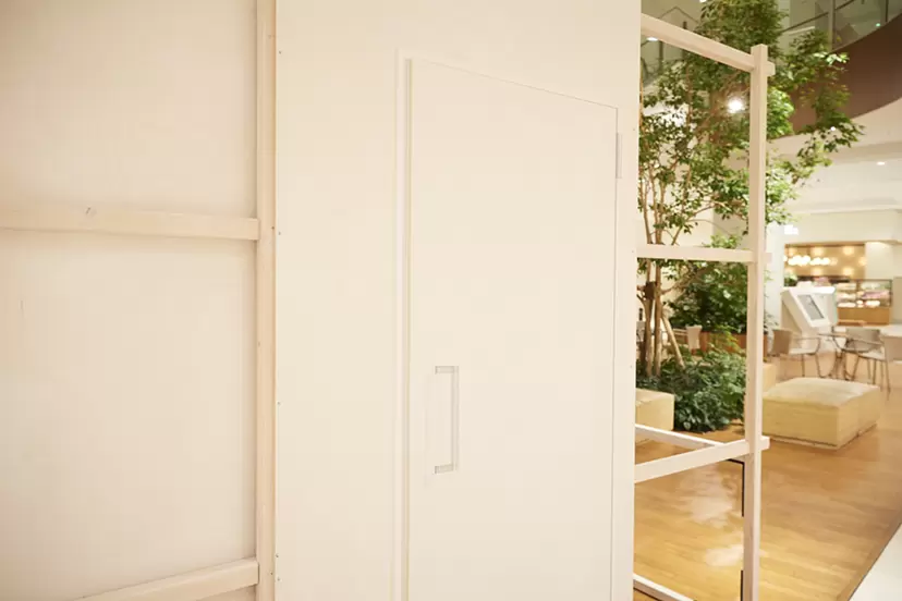 閉じられた窓と少しだけ開いた扉、もしくはそとへの夢を見る部屋 by 小宮太郎