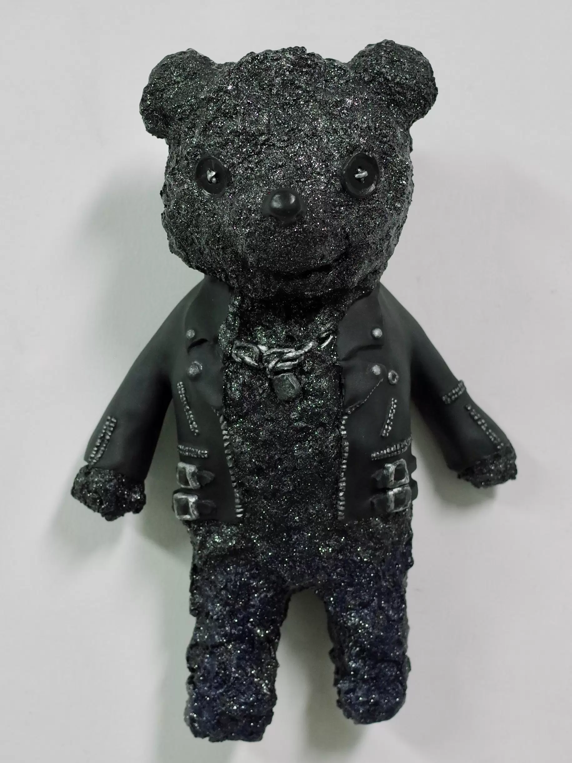 STAND! STRONG! STRAIGHT! (Night Dreamer) by 塩見真由 | 現代アート