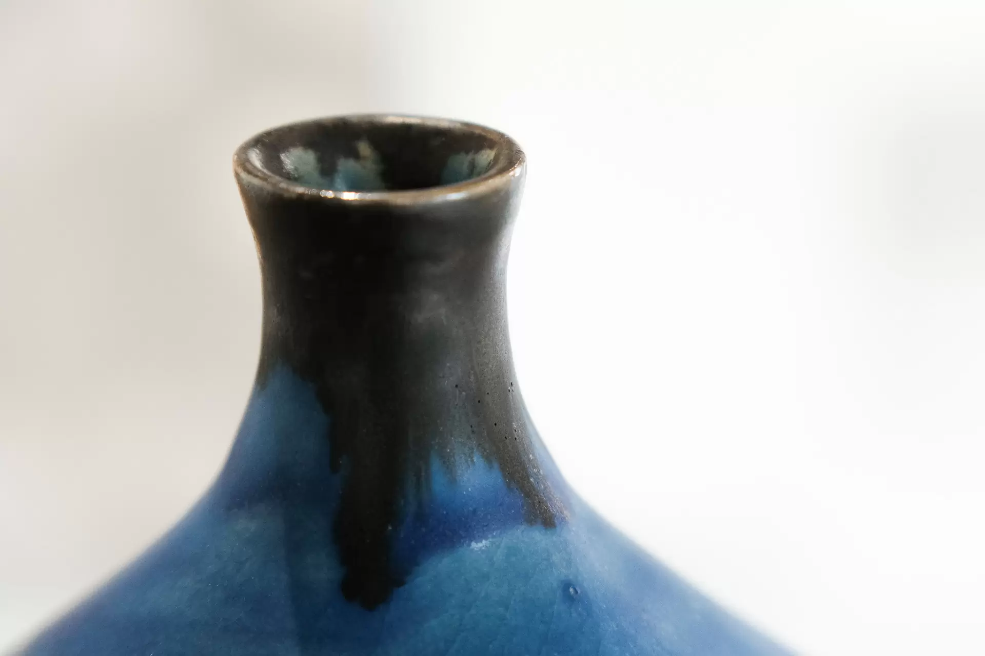 九谷 青粒 金彩色絵 人物紋 壷 共箱 φ23cm(LC653)
