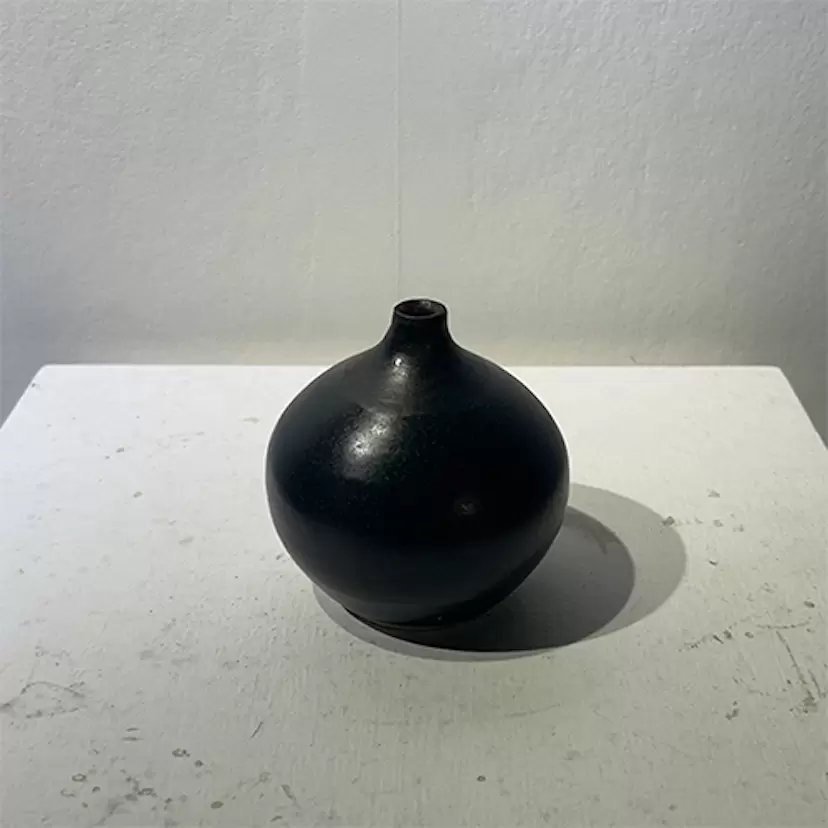 Black Star small vase_A-34 by 青木良太